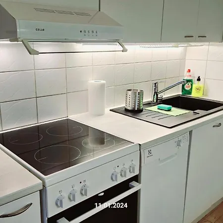 Top Floor 51m2, Balcony, 150 M Wifi, Free Own Parking Place, 300m Metro Apartamento Helsinki